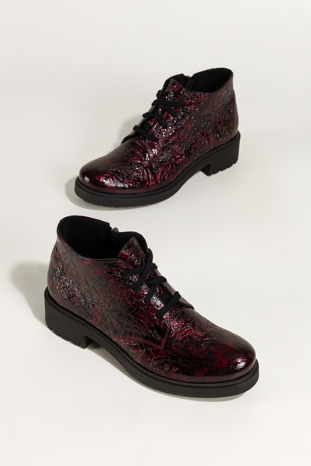 Bordowe botki skórzane damskie lakierowane z wzorem sznurowane PRODUKT POLSKI Casu 444