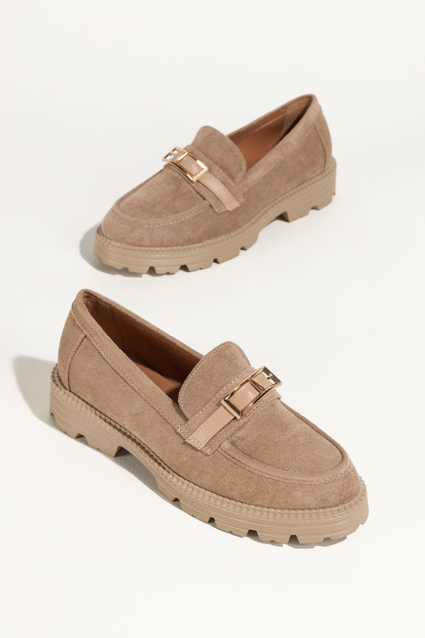 Beżowe mokasyny damskie półbuty na bieżnikowanej platformie ozdobny pasek ze złotą klamrą Casu G339K