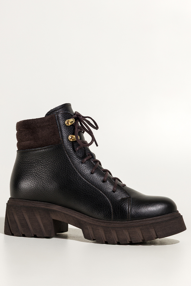 Czarne botki skórzane damskie na bieżnikowanej czekoladowej podeszwie sznurowane PRODUKT POLSKI Casu 8097