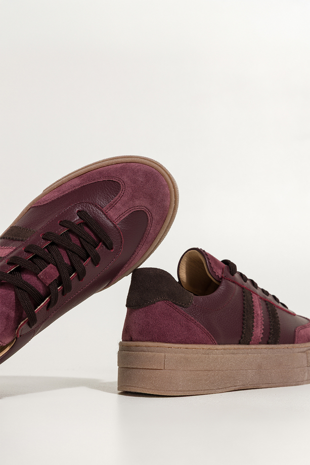 Bordowe sneakersy skórzane damskie buty sportowe na bezowej platformie czekoladowe wstawki sznurowane PRODUKT POLSKI Casu M8765