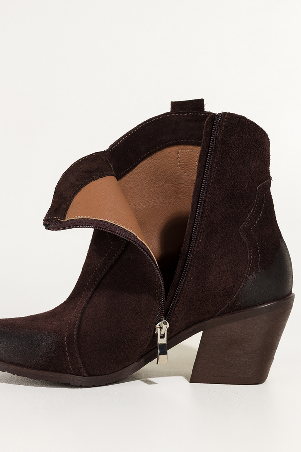 Czekoladowe botki skórzane damskie kowbojki na ściętym obcasie z wyciętą cholewką PRODUKT POLSKI Casu 6144