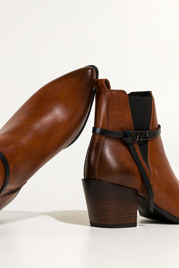 Brązowe botki skórzane damskie kowbojki na ściętym klocku guma w cholewce pasek ze stalową ozdobą PRODUKT POLSKI Casu 39435