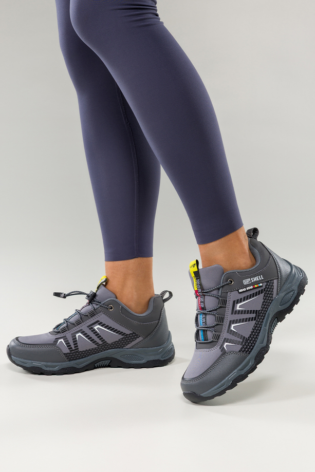 Szare buty trekkingowe damskie buty sportowe na bieżnikowanej podeszwie z regulowaną elastyczną sznurówką białe wstawki softshell Casu 2213-2W