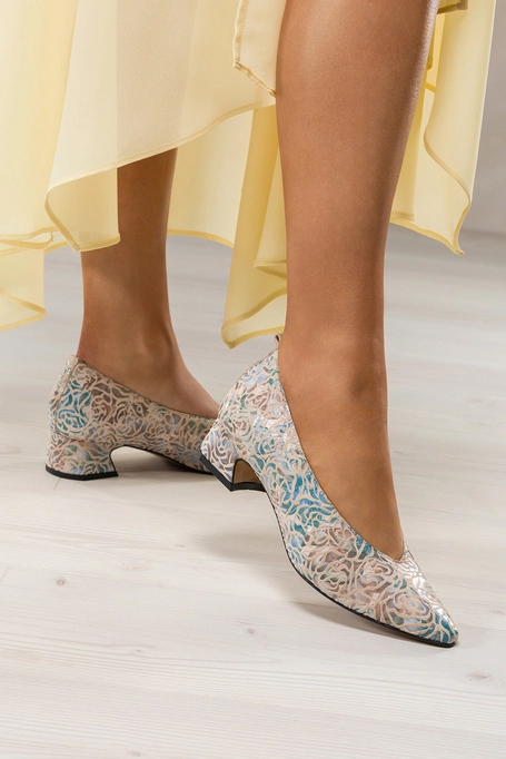 Kolorowe czółenka skórzane damskie w pastelowe kwiaty na ozdobnym klocku wycięcie w cholewce PRODUKT POLSKI Casu 2764-858