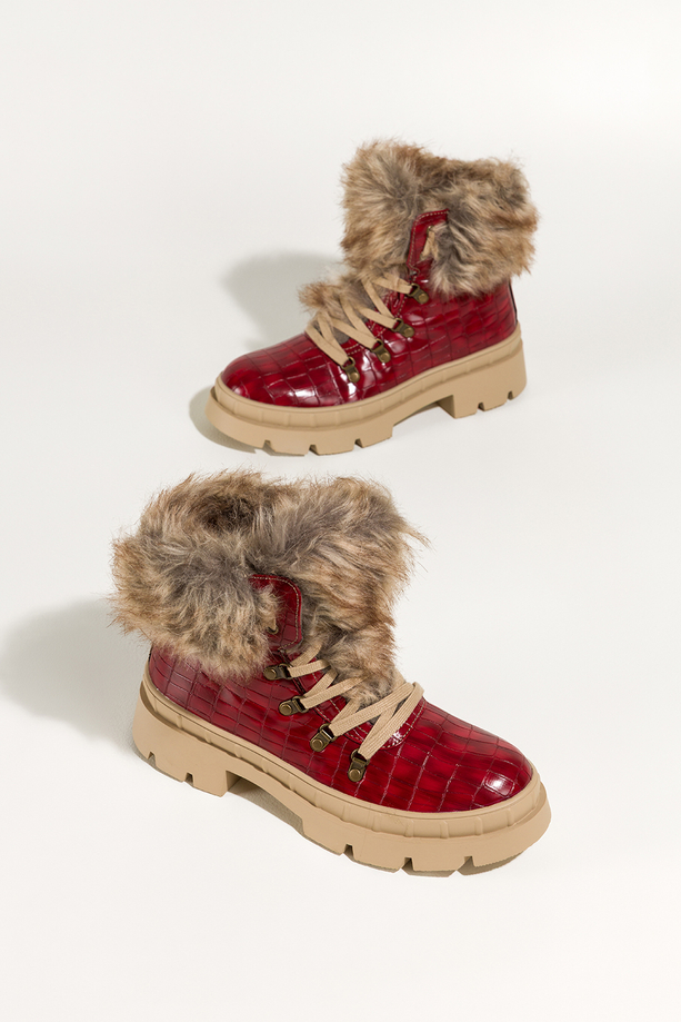 Czerwone botki śniegowce damskie trapery na bieżnikowanej platformie wykończone futerkiem krokodyli wzór sznurowane Carla TW-GO54