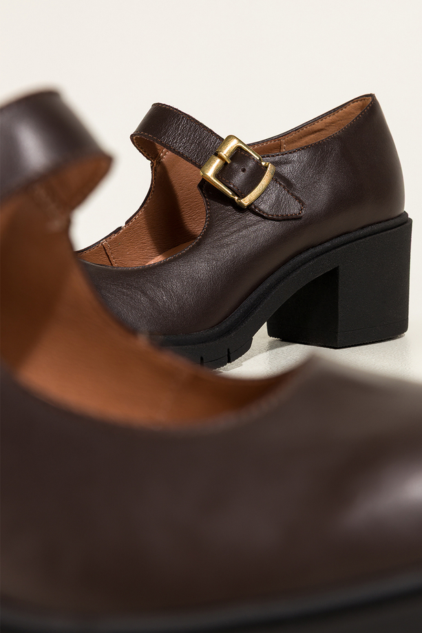 Czekoladowe czółenka skórzane damskie Mary Jane z paskiem szeroki obcas klocek PRODUKT POLSKI Casu 390