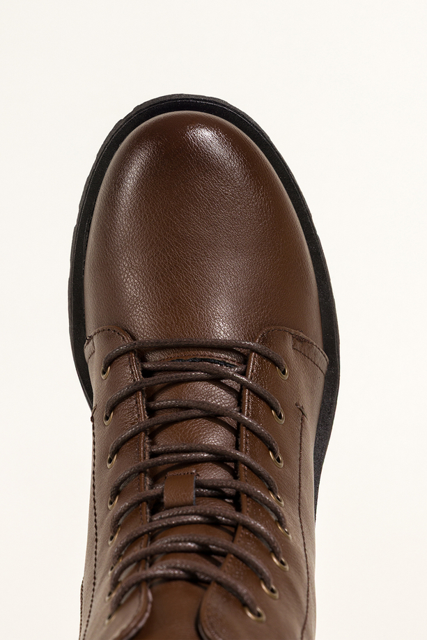 Ciemnobrązowe botki skórzane damskie Sergio Leone na bieżnikowanej platformie ozdobne przeszycia na cholewce sznurowane GI295-H