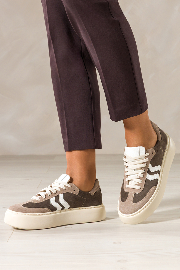 Brązowe sneakersy skórzane damskie buty sportowe na platformie z białymi i beżowymi wstawkami sznurowane PRODUKT POLSKI Casu M8763H6