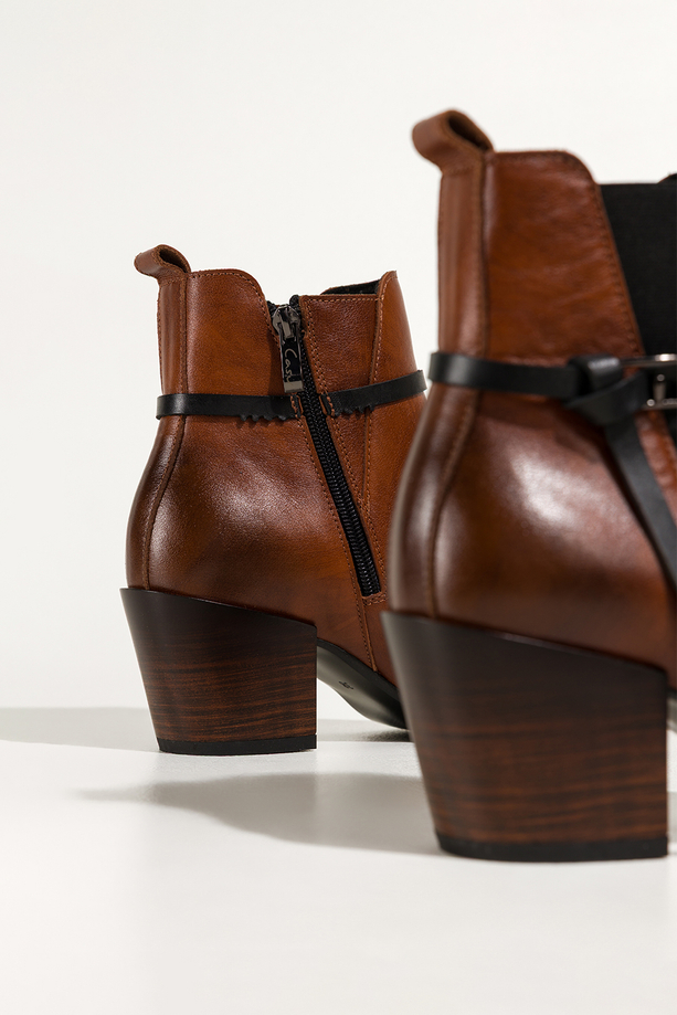 Brązowe botki skórzane damskie kowbojki na ściętym klocku guma w cholewce pasek ze stalową ozdobą PRODUKT POLSKI Casu 39435