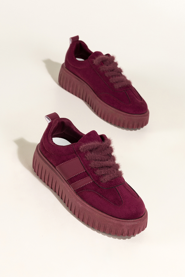 Bordowe sneakersy damskie buty sportowe na żłobionej platformie z futrzaną sznurówką Casu KX696