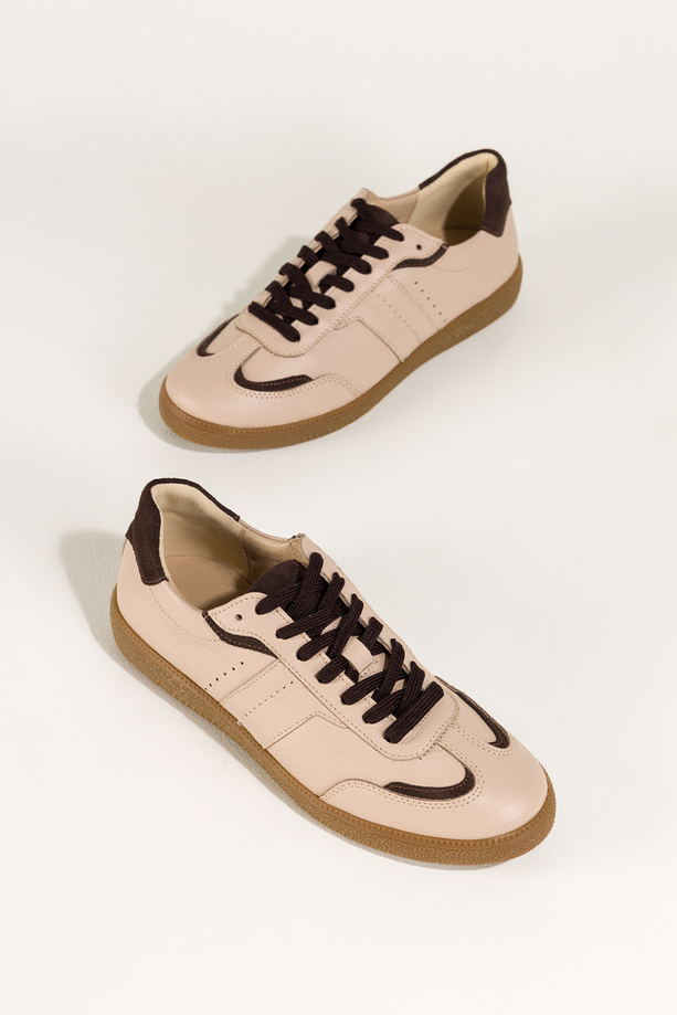 Beżowe sneakersy skórzane damskie buty sportowe na elastycznej podeszwie czekoladowe wstawki sznurowane PRODUKT POLSKI Casu M8714
