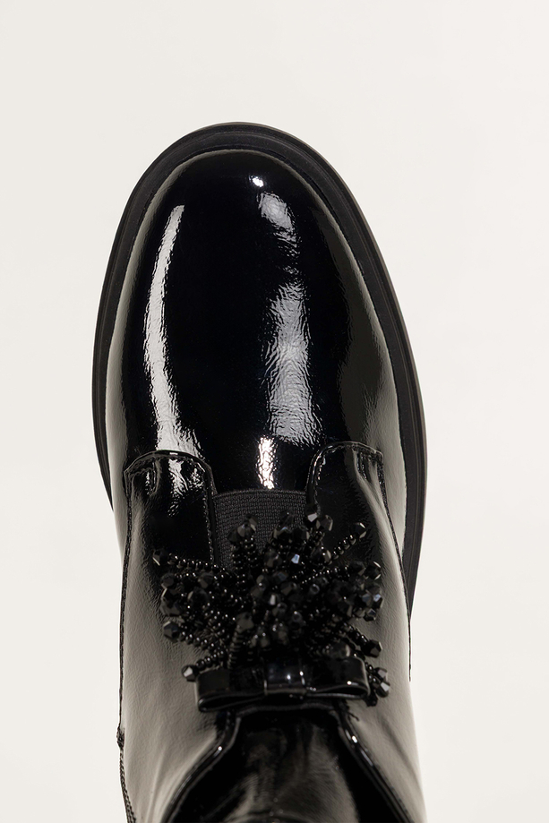 Czarne botki damskie lakierowane na szerokim klocku z kokardą i kryształkami wycięcia po bokach Casu BC24X9-B