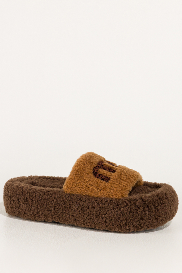 Camelowe kapcie damskie obuwie domowe z materiału typu baranek na brązowej platformie Carla UO967