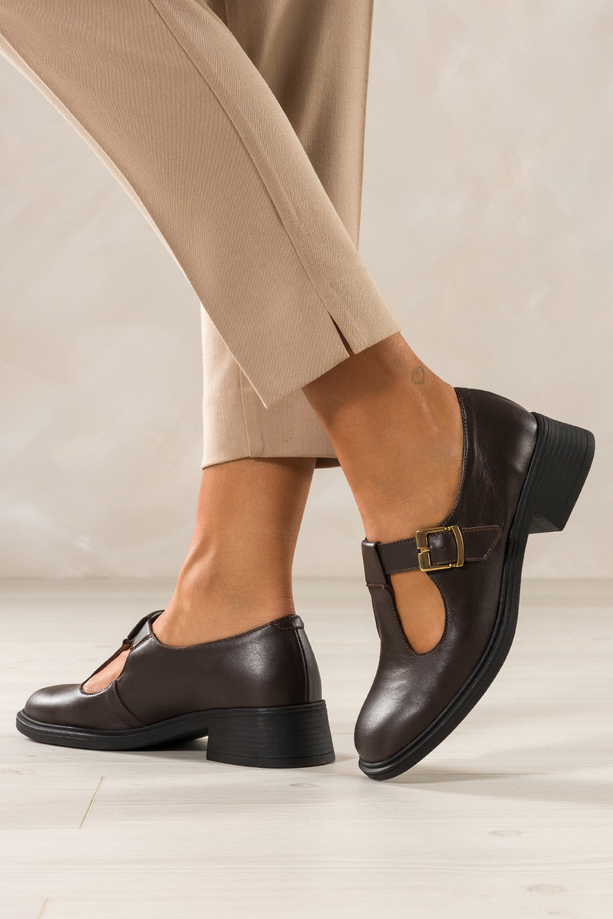 Czekoladowe półbuty skórzane damskie z wycięciami PRODUKT POLSKI Casu 414