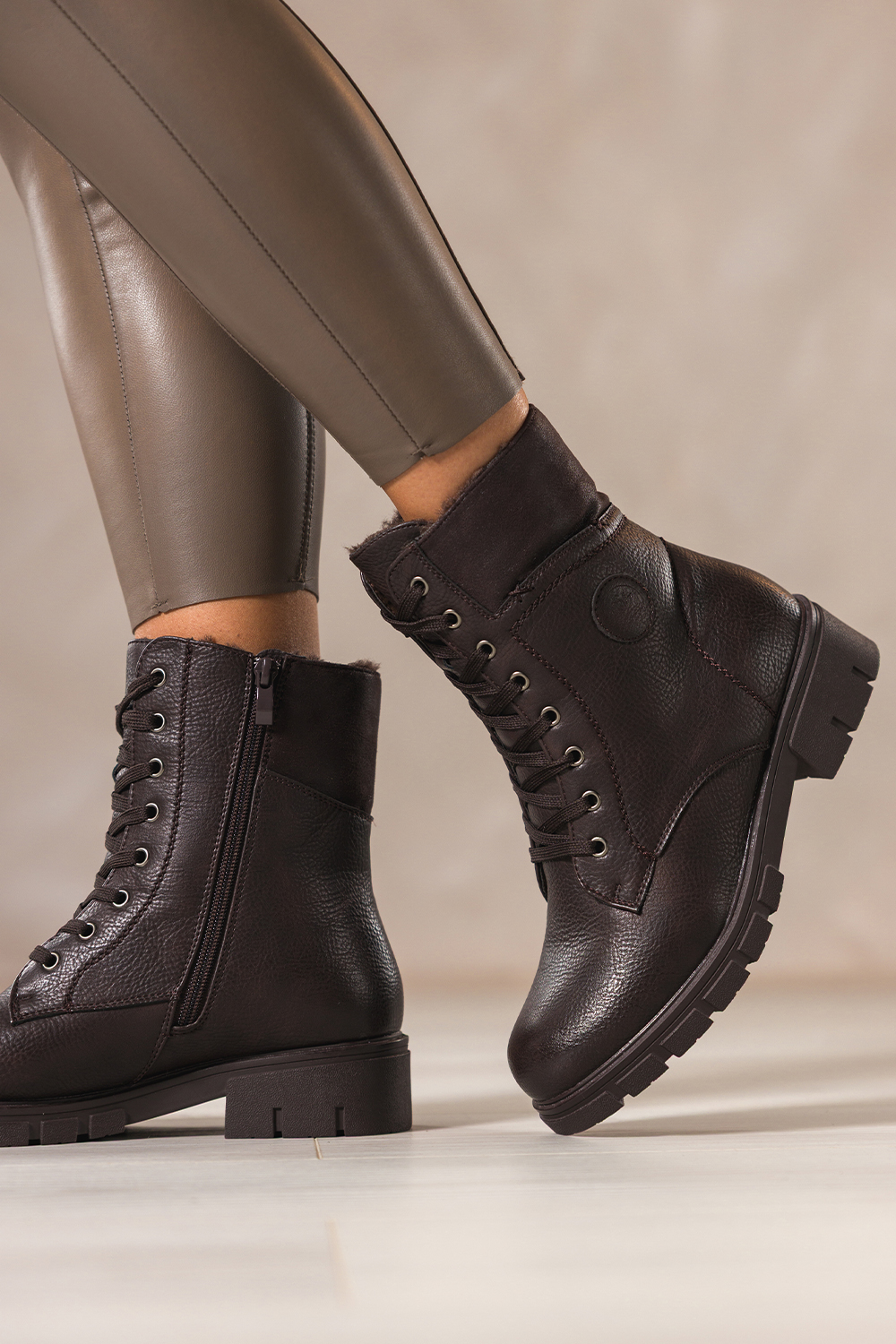 Czekoladowe botki damskie na bieżnikowanej platformie sznurowane ozdobne przeszycia na cholewce Cas