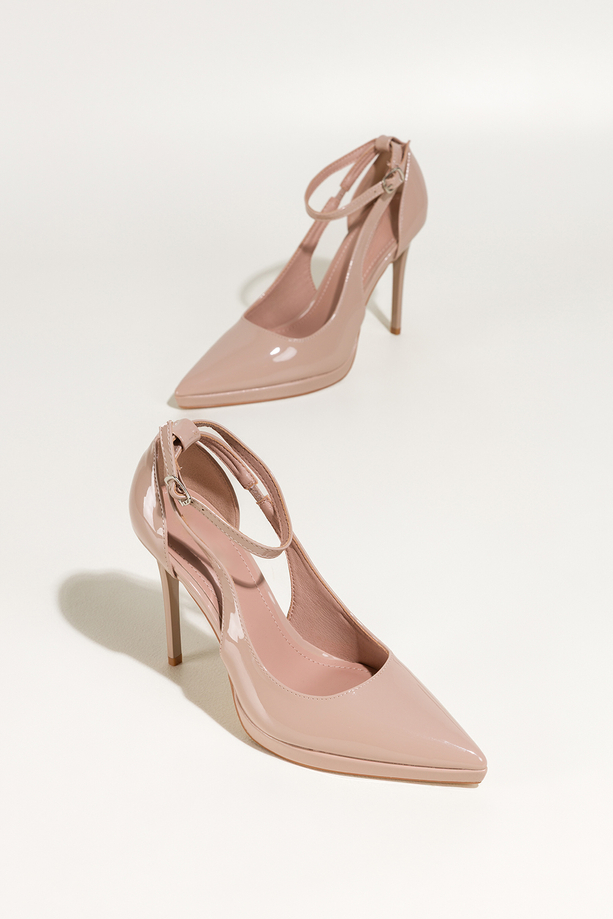 Beżowe czółenka damskie szpilki lakierowane wycięcia na cholewce pasek wokół kostki Carla OV853K