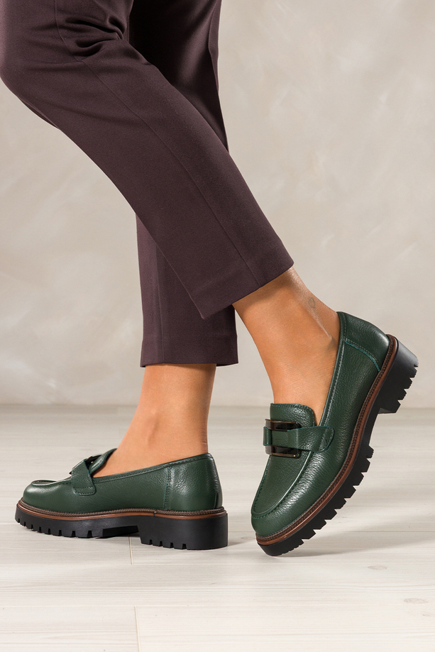 Zielone mokasyny skórzane damskie Sergio Leone na bieżnikowanej podeszwie czarna ozdoba na cholewce NP74833-H