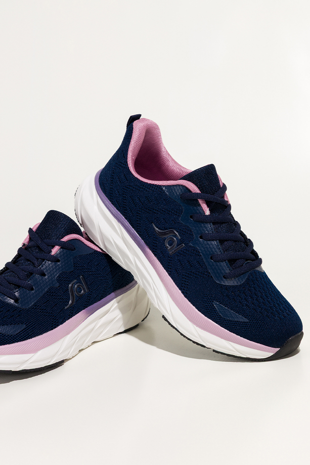 Granatowe sneakersy damskie buty sportowe z perforacją na białej żłobionej platformie fioletowe wstawki sznurowane Carla QP-0618-5