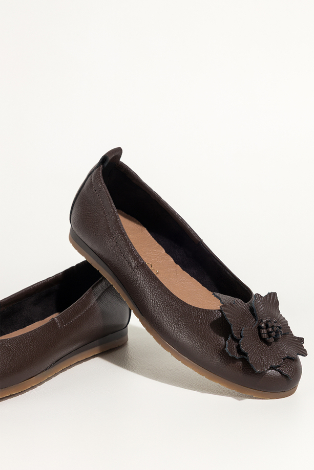 Czekoladowe baleriny skórzane damskie z kwiatem PRODUKT POLSKI Casu 89801