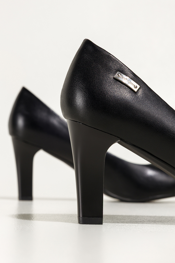 Czarne czółenka damskie Sergio Leone na słupku skórzana wkładka srebrna blaszka na cholewce 8540