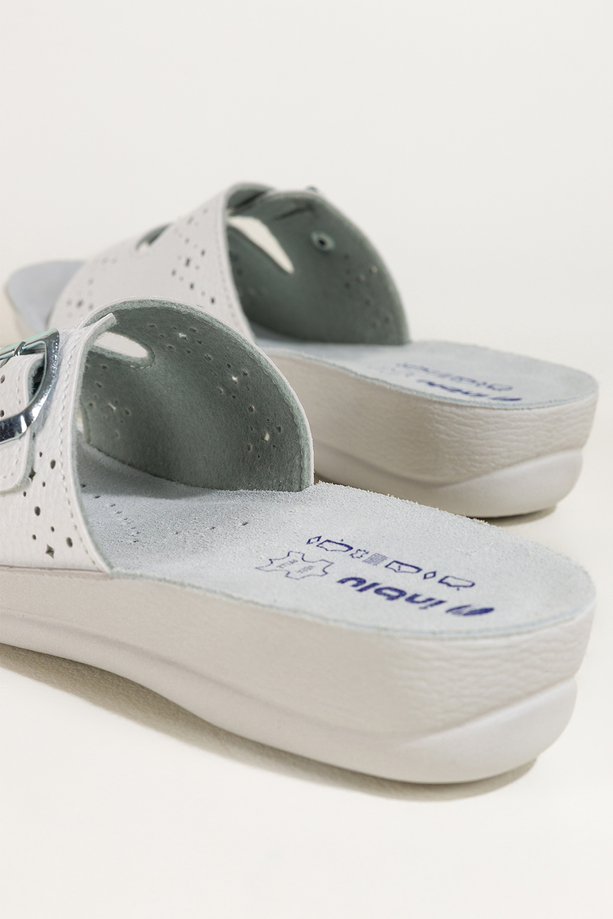 Białe klapki damskie Inblu sanitarne medyczne skórzana wkładka paski z klamrami EI99991Y