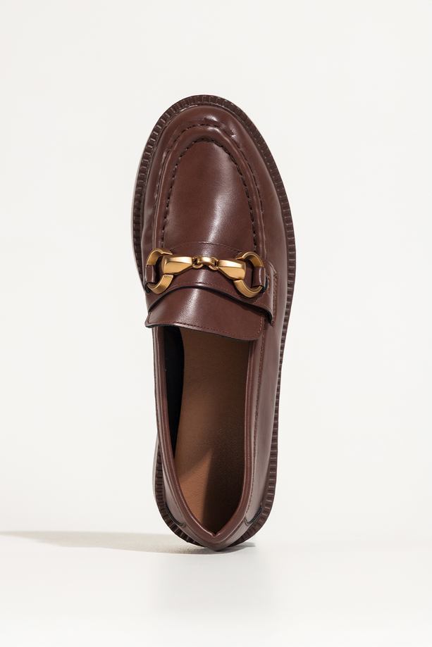 Brązowe mokasyny damskie półbuty na niskim obcasie złota ozdoba Carla V882