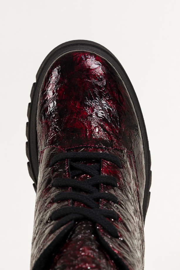 Bordowe botki skórzane damskie lakierowane z wzorem bieżnikowana platforma sznurowane PRODUKT POLSKI Casu 377