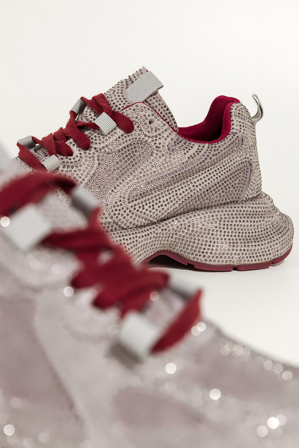 Szare sneakersy damskie buty sportowe na ozdobnej platformie błyszczące cyrkonie bordowe sznurówki Carla QP-0607-6