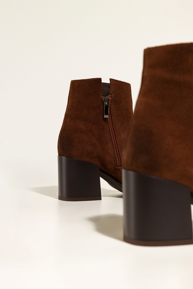 Kasztanowe botki skórzane damskie na szerokim słupku złote nity na cholewce PRODUKT POLSKI Casu 8863