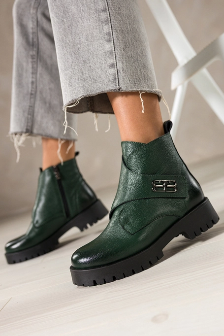 Zielone botki skórzane damskie na bieżnikowanej platformie szeroki pasek na rzep ze stalową ozdobą PRODUKT POLSKI Casu 39465