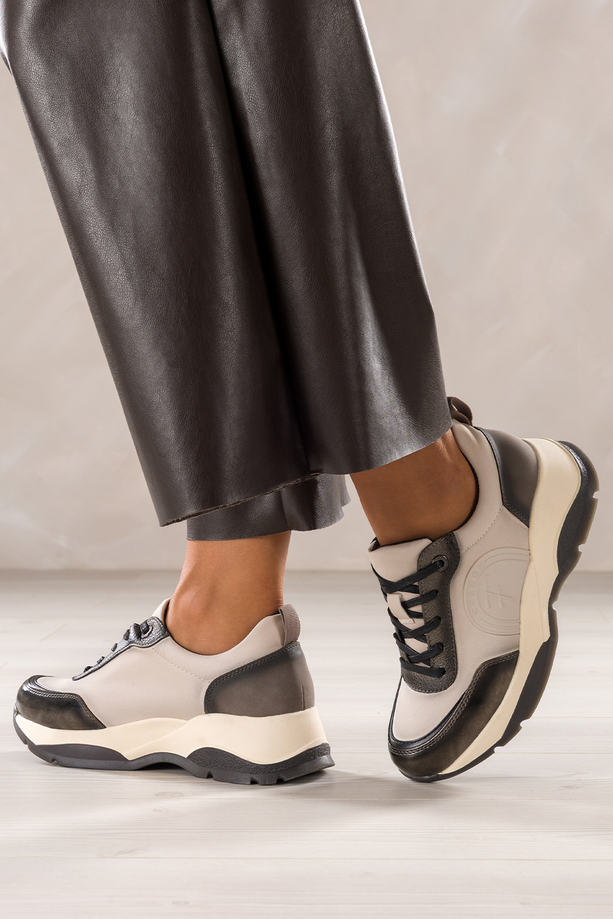 Szare sneakersy damskie buty sportowe na koturnie ze żłobieniami czarne wstawki sznurowane Carla 4982