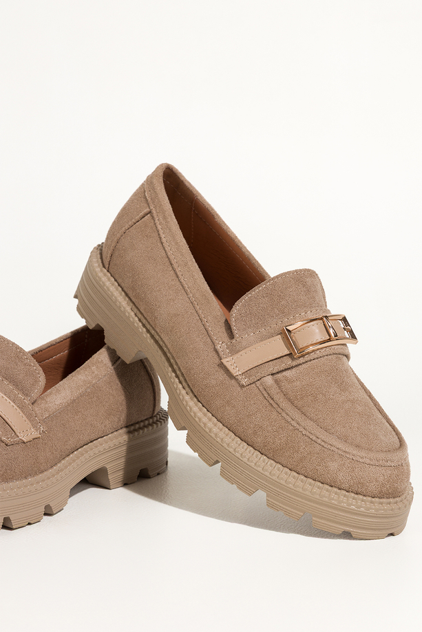 Beżowe mokasyny damskie półbuty na bieżnikowanej platformie ozdobny pasek ze złotą klamrą Casu G339K