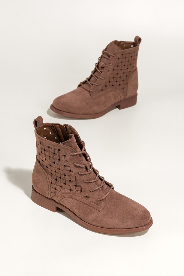 Brązowe botki damskie płaskie ażurowa cholewka sznurowane Carla S7474-6