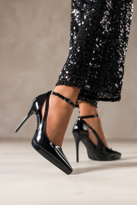 Czarne czółenka damskie szpilki lakierowane wycięcia na cholewce pasek wokół kostki Carla OV853K