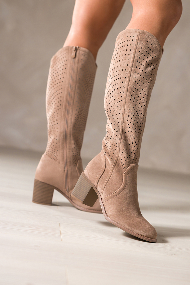 Ciemnobeżowe kozaki damskie przed kolano na słupku ażurowa cholewka Carla S748-7