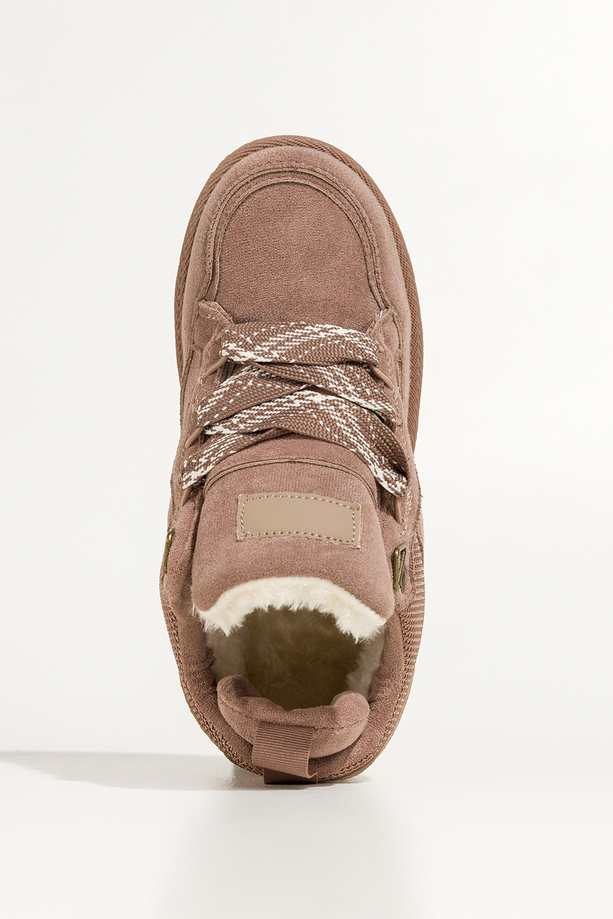 Ciemnobeżowe sneakersy damskie z futerkiem na bieżnikowanej platformie ozdobne sznurówki z wzorem Casu 22337-6