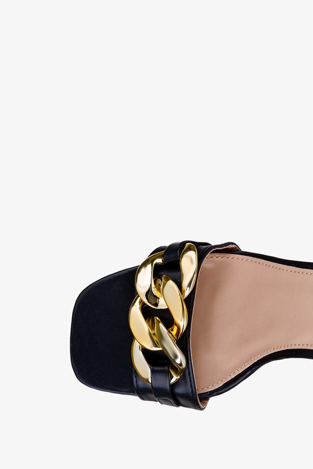 Czarne sandały na słupku ze złotym łańcuchem z paskiem wokół kostki Casu D22X1-B
