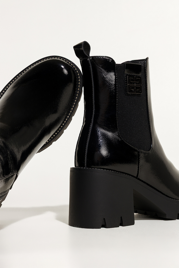 Czarne botki damskie lakierowane podeszwa z cyrkoniami bieżnikowany szeroki obcas guma w cholewce z ozdobą Casu SU679