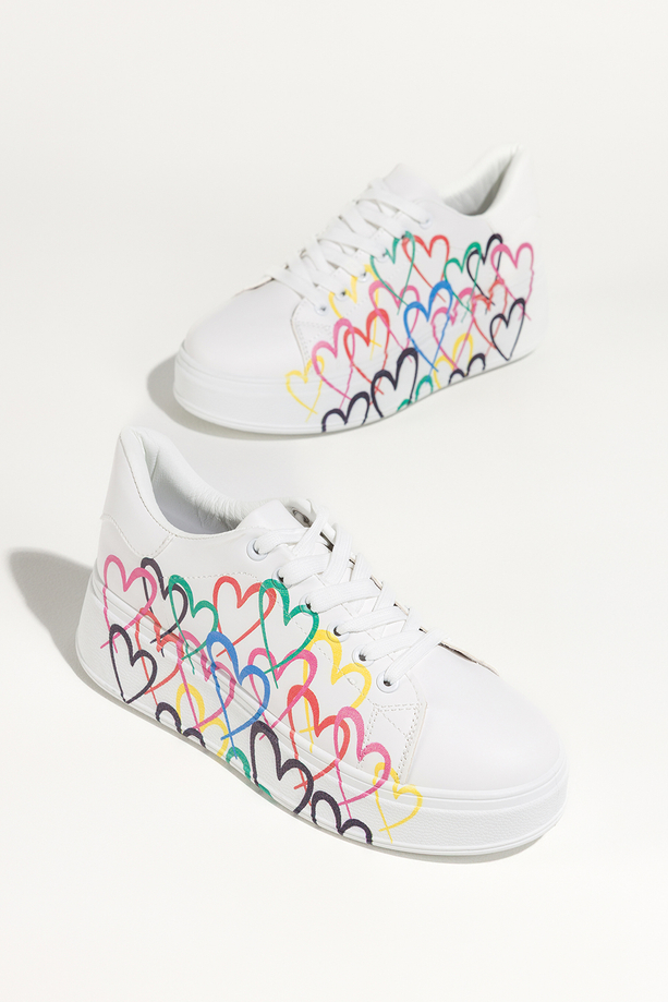 Białe sneakersy damskie buty sportowe na platformie z kolorowymi sercami sznurowane Casu YL-869