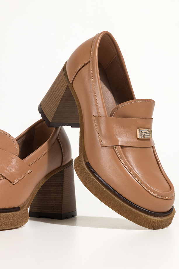 Camelowe mokasyny skórzane damskie na szerokim klocku złota ozdoba PRODUKT POLSKI Casu 79830