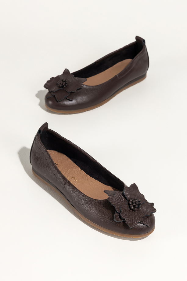 Czekoladowe baleriny skórzane damskie z kwiatem PRODUKT POLSKI Casu 89801