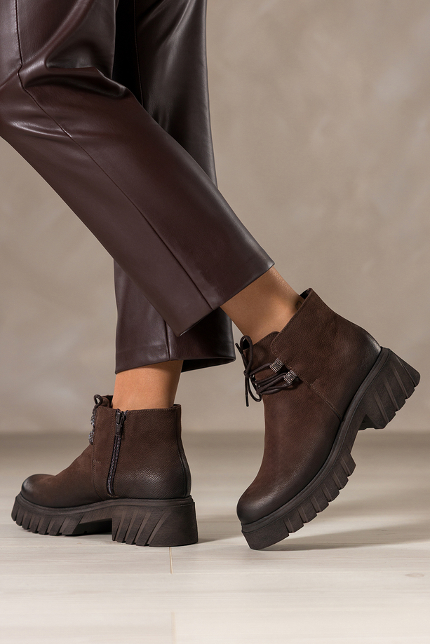 Czekoladowe botki skórzane damskie nubukowe na bieżnikowanej czekoladowej podeszwie przy sznurówkach ozdoby z cyrkoniami PRODUKT POLSKI Casu 8085