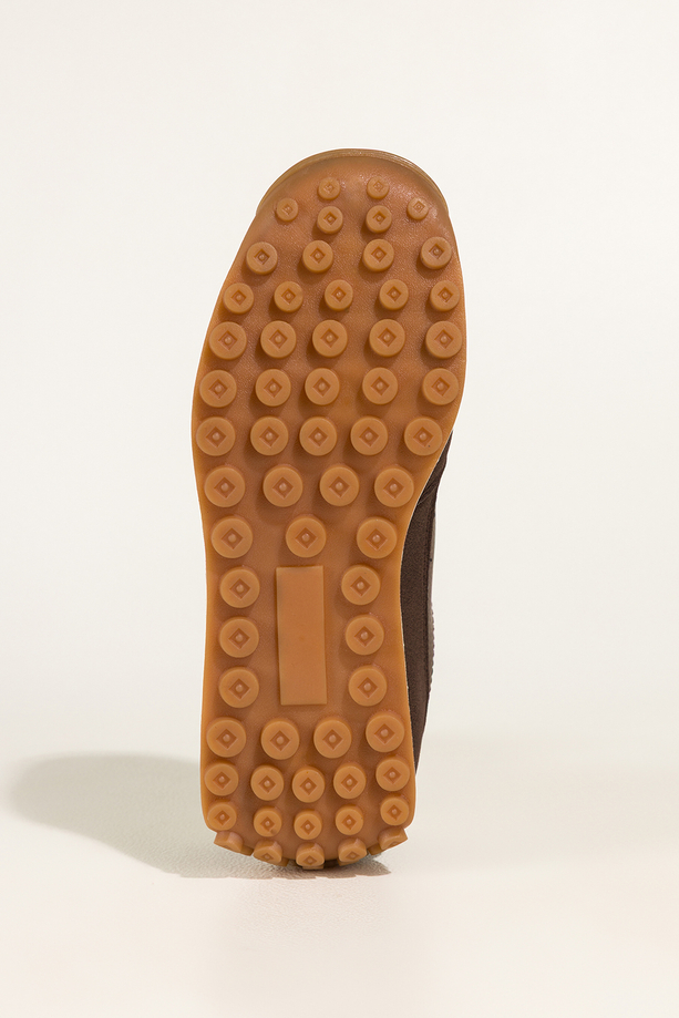Czekoladowe sneakersy damskie buty sportowe na bieżnikowanej podeszwie sznurowane białe wstawki Casu WPY0178