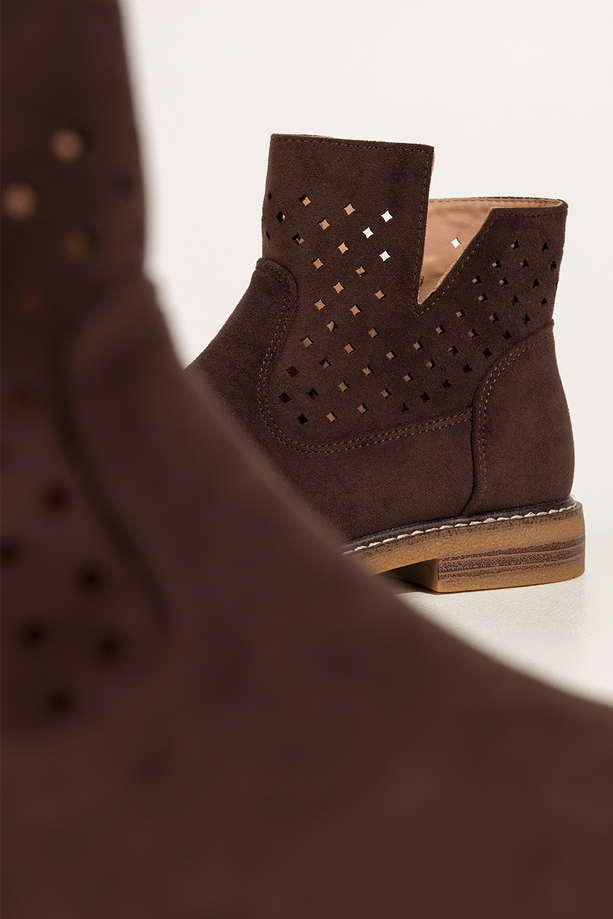 Czekoladowe botki damskie ażurowe na płaskiej podeszwie z przeszyciami wycięta cholewka Carla Z7094-8