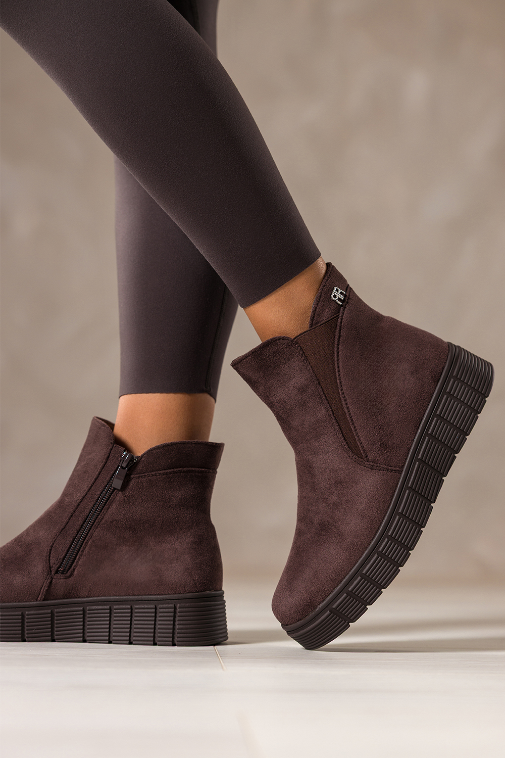 Czekoladowe botki damskie na żłobionej platformie guma w cholewce ozdoba z cyrkoniami Casu 2238-7