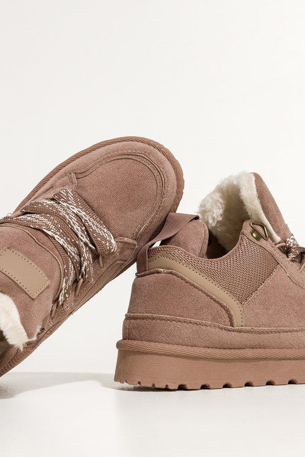 Ciemnobeżowe sneakersy damskie z futerkiem na bieżnikowanej platformie ozdobne sznurówki z wzorem Casu 22337-6