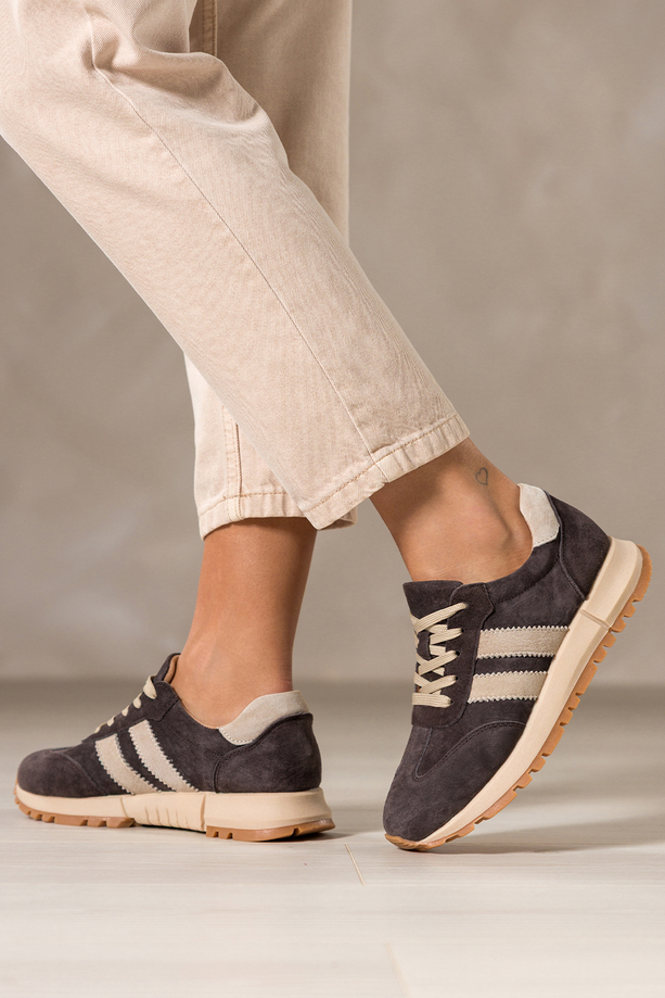 Czekoladowe sneakersy skórzane damskie buty sportowe na bieżnikowanej platformie beżowe wstawki sznurowane Carla TW-OC8919