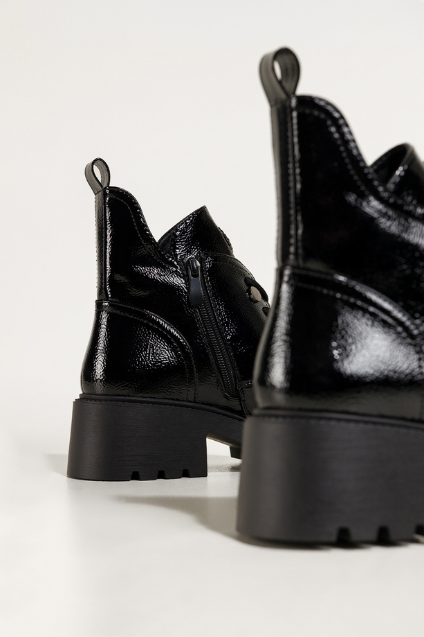 Czarne botki damskie lakierowane na bieżnikowanej platformie ozdobny owad na języku sznurowane Casu NW2399-8