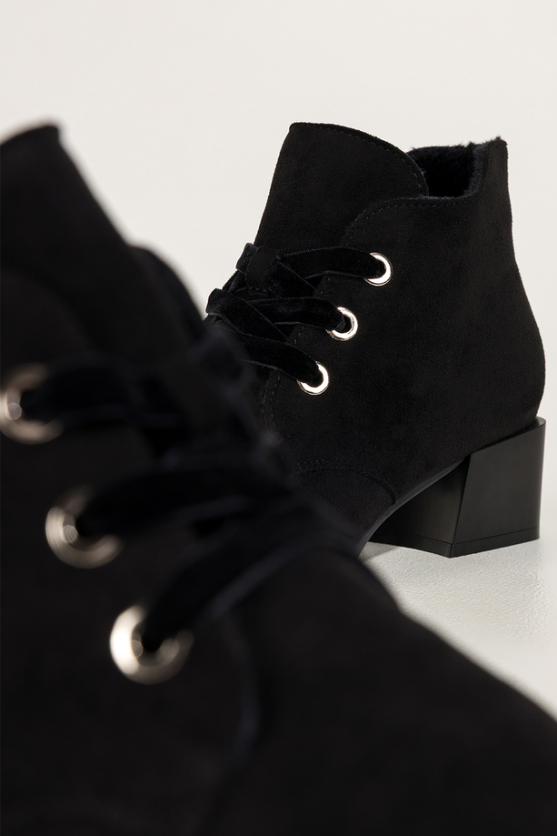 Czarne botki damskie Sergio Leone na niskim szerokim obcasie wycięta cholewka welurowe sznurówki YG779  