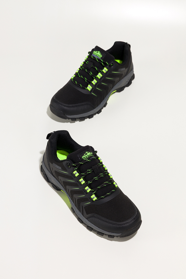 Czarne buty trekkingowe damskie buty sportowe softshell na bieżnikowanej podeszwie seledynowe wstawki sznurowane Carla EY82933-7
